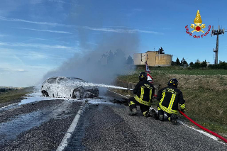 Castelleone di Suasa - Auto prende fuoco dopo uno schianto: nessun ferito